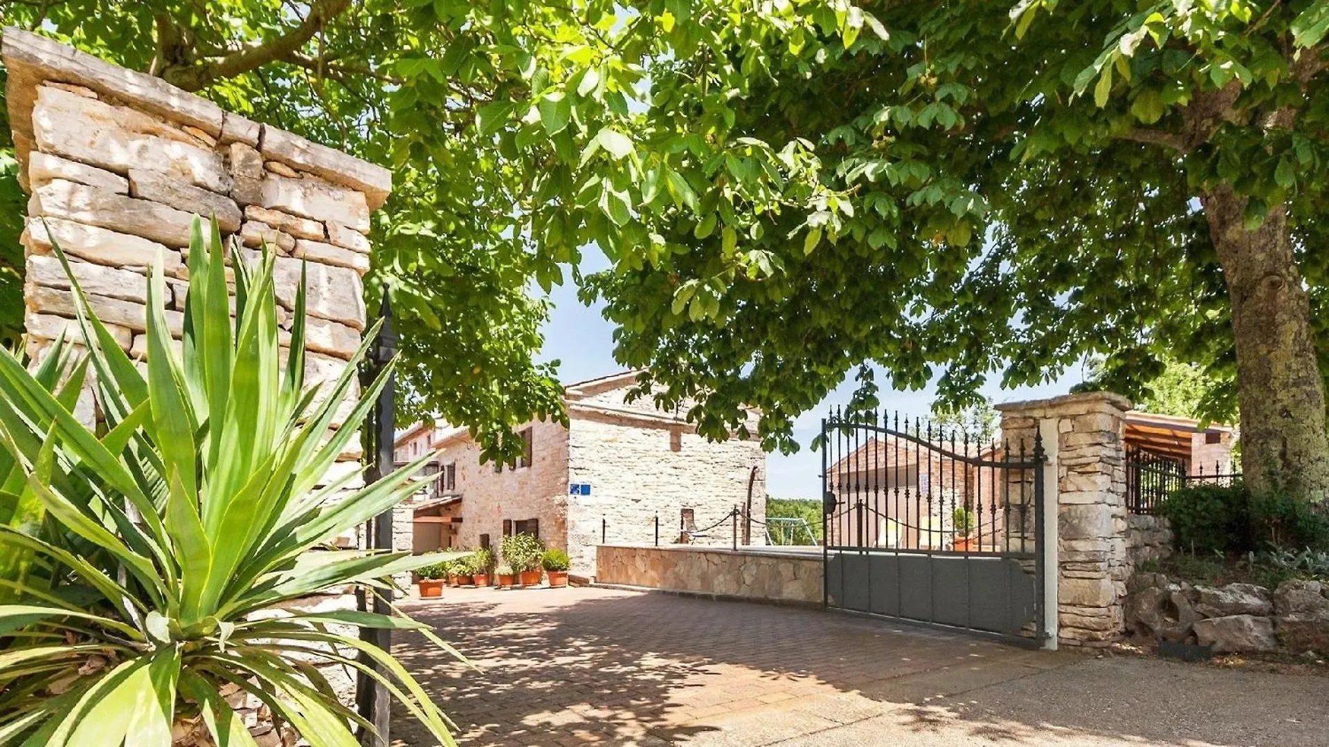 Wunderschoenes Ferienhaus In Matijasi Mit Grosser Terrasse Zminj Croatia