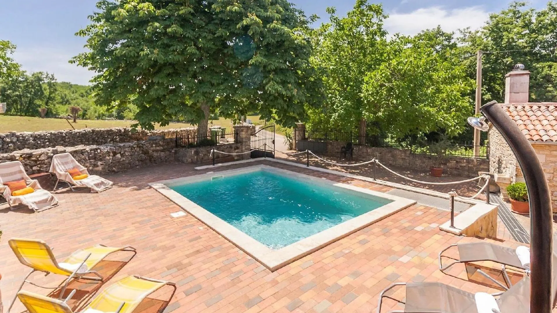 Holiday home Wunderschoenes Ferienhaus In Matijasi Mit Grosser Terrasse Zminj