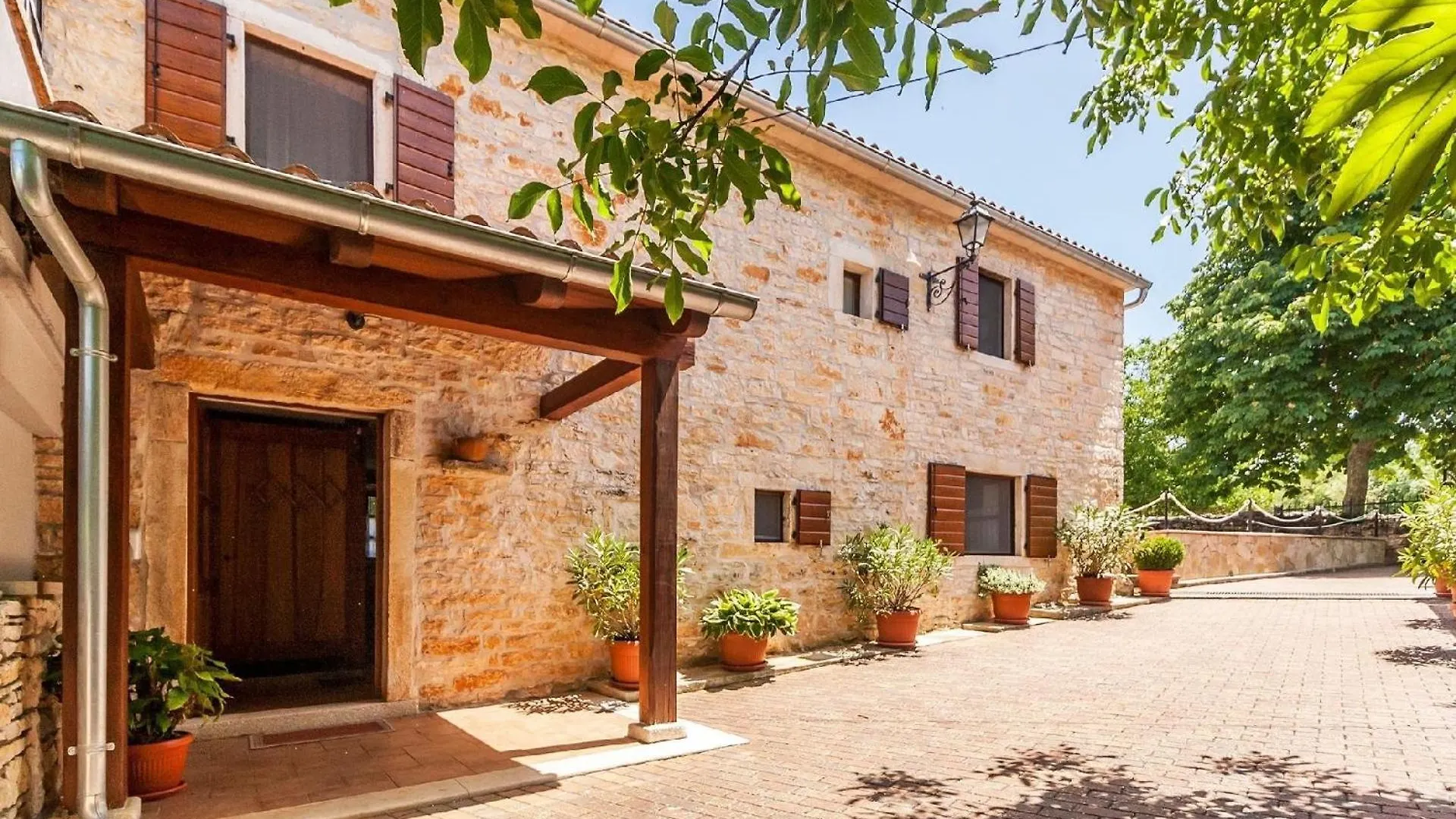 Wunderschoenes Ferienhaus In Matijasi Mit Grosser Terrasse Zminj Holiday home
