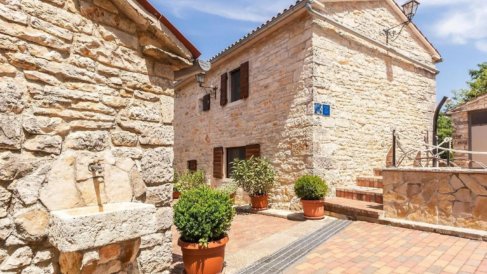Holiday home Wunderschoenes Ferienhaus In Matijasi Mit Grosser Terrasse Zminj